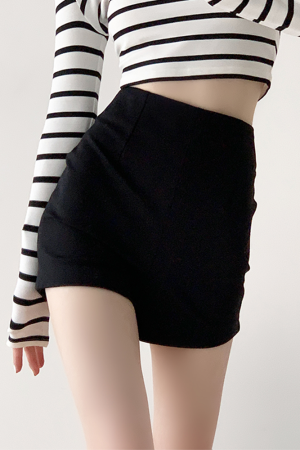 Black High-Waisted Bodycon Shorts for Women, Sexy Elastic Hot Pants, Slim Fit Elongating Design, Stylish Summer Fashion