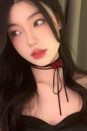 Black Lace-Up Rose Necklace Choker for Hot Girls - Vintage Collarbone Chain Jewelry with Lace Neck Strap, Perfect for Y2K Fashion
