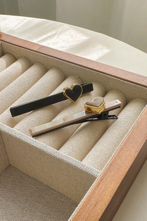 Black Minimalist Heart-Shaped Side Clip Hairpin - French Style High-End Hair Accessory for Girls - 2025 Trend