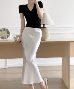 Black V-Neck Short Sleeve T-Shirt for Women - Summer 2025 Slim Fit Versatile Top - Trendy Casual Wear, Essential Wardrobe Piece