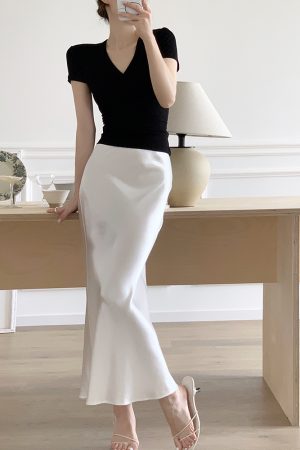 Black V-Neck Short Sleeve T-Shirt for Women - Summer 2025 Slim Fit Versatile Top - Trendy Casual Wear, Essential Wardrobe Piece