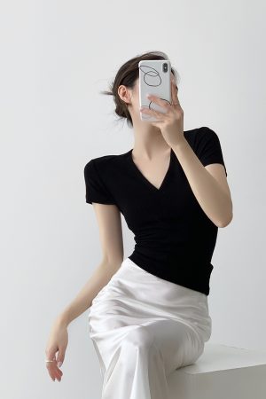 Black V-Neck Short Sleeve T-Shirt for Women - Summer 2025 Slim Fit Versatile Top - Trendy Casual Wear, Essential Wardrobe Piece