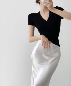 Black V-Neck Short Sleeve T-Shirt for Women - Summer 2025 Slim Fit Versatile Top - Trendy Casual Wear, Essential Wardrobe Piece