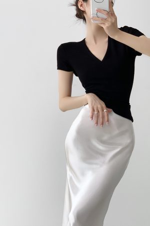 Black V-Neck Short Sleeve T-Shirt for Women - Summer 2025 Slim Fit Versatile Top - Trendy Casual Wear, Essential Wardrobe Piece