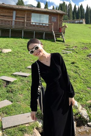 Black V-Neck Velvet Dress for Women - Waist-Cinching, Slimming, French Style, High-End Long Dress, Elegant Evening Wear