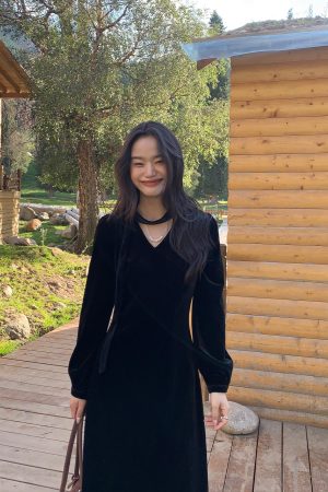 Black V-Neck Velvet Dress for Women - Waist-Cinching, Slimming, French Style, High-End Long Dress, Elegant Evening Wear