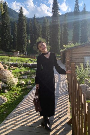 Black V-Neck Velvet Dress for Women - Waist-Cinching, Slimming, French Style, High-End Long Dress, Elegant Evening Wear