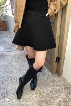 Black Woolen A-Line Skirt for Women, High-Waisted Slim Fit, Versatile Short Skirt, Korean Style for Autumn and Winter