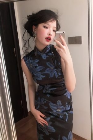 Blue Printed Stretchy Thin Velvet Pleated Sleeveless High-Neck Qipao Dress - Fashionable Chinese Style for Modern Elegance