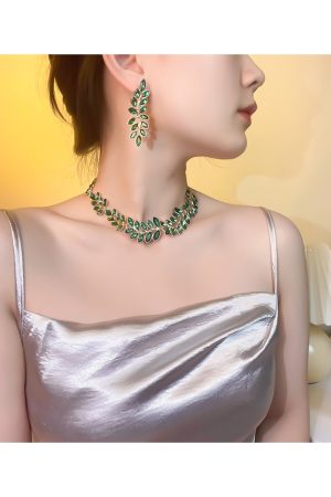 Bohemian Leaf Necklace for Women - Gold-Plated Clavicle Chain, 2025 Light Luxury Design, Trendy Temperament Jewelry