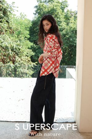 Breathable Cotton Summer Vacation Shirt in Red and Blue Plaid, Waist-Cinching Design for Effortless Old Money Style