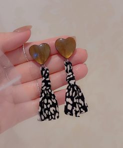 Caramel Floral Knot Heart Earrings for Women - Unique Spring Summer Fashion, No Ear Holes, High-End Mosquito Coil Plate Design