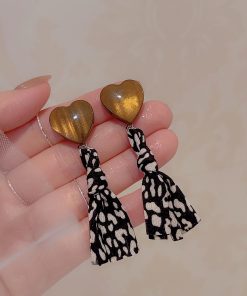 Caramel Floral Knot Heart Earrings for Women - Unique Spring Summer Fashion, No Ear Holes, High-End Mosquito Coil Plate Design