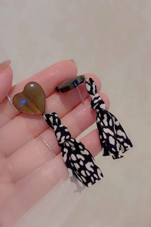 Caramel Floral Knot Heart Earrings for Women - Unique Spring Summer Fashion, No Ear Holes, High-End Mosquito Coil Plate Design