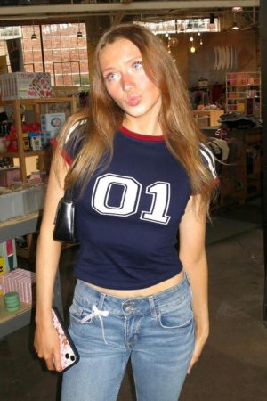 Casual Color-Blocked Printed T-Shirt with Striped Letters, Round Neck, Slim Fit, Cropped Short Sleeves - Trendy Street Style