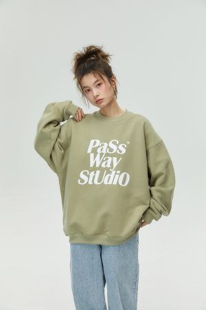 Casual Loose-Fit Large Logo Round Neck Sweatshirt for Couples - Thin Fleece Long Sleeve Pullover for Spring and Autumn