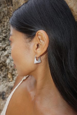 Chanel-Style High-End Stud Earrings for Women, Trendy 2025 Niche Design Clip-On Ear Accessories for Summer
