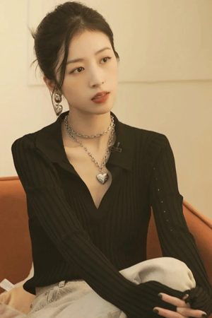 Chic Black V-Neck Knitted Sweater for Early Autumn - Stylish Zhou Yutong Inspired Design, Perfect for 90s and Y2K Fashion Lovers