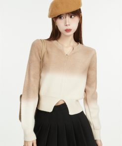 Chic Gradient V-Neck Pullover Sweater - Soft Loose Knitted Top, Stylish Short-Length Design for Effortless Everyday Fashion