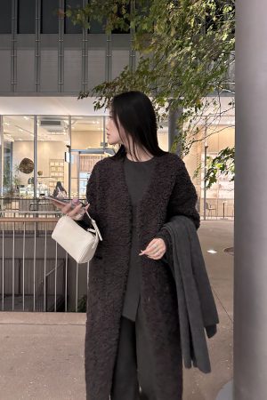 Chic Long Wool and Leather Integrated Coat - High-End 2025 Design with Practical Hanging Style and Soft Granule Feel
