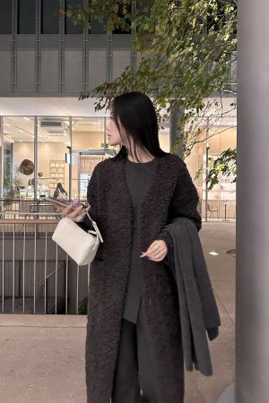 Chic Long Wool and Leather Integrated Coat - High-End 2025 Design with Practical Hanging Style and Soft Granule Feel