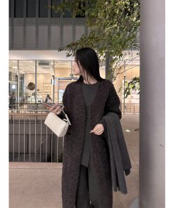 Chic Long Wool and Leather Integrated Coat - High-End 2025 Design with Practical Hanging Style and Soft Granule Feel