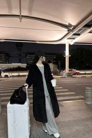 Chic Long Wool and Leather Integrated Coat - High-End 2025 Design with Practical Hanging Style and Soft Granule Feel