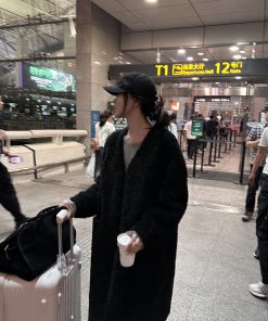 Chic Long Wool and Leather Integrated Coat - High-End 2025 Design with Practical Hanging Style and Soft Granule Feel