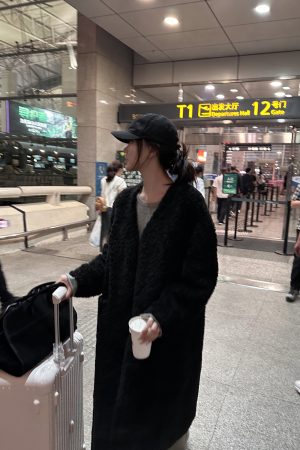Chic Long Wool and Leather Integrated Coat - High-End 2025 Design with Practical Hanging Style and Soft Granule Feel