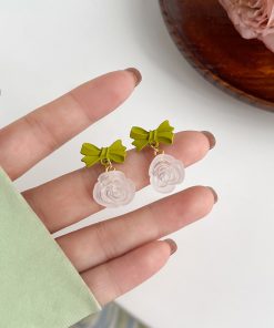 Chic Minimalist Clip-On Flower Earrings for Women - No Ear Holes, Cool Ins Style, Simple Camellia Design