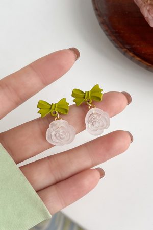 Chic Minimalist Clip-On Flower Earrings for Women - No Ear Holes, Cool Ins Style, Simple Camellia Design