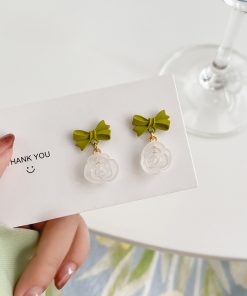 Chic Minimalist Clip-On Flower Earrings for Women - No Ear Holes, Cool Ins Style, Simple Camellia Design