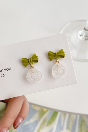 Chic Minimalist Clip-On Flower Earrings for Women - No Ear Holes, Cool Ins Style, Simple Camellia Design