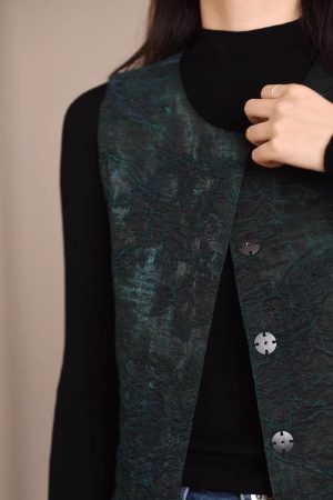 Chinese National Style Oversized Wool Vest with Jacquard Design - Warm Sleeveless Coat for Winter - Elegant Round Neck Fashion