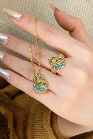 Chinese-Style Antique Celadon Gourd Pendant Necklace for Women - 2025 Light Luxury Versatile Accessory