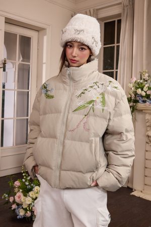 Chinese-Style Floral Embroidered Collar Warm Graphene Cotton Coat, Classic Design for Fall and Winter Fashion