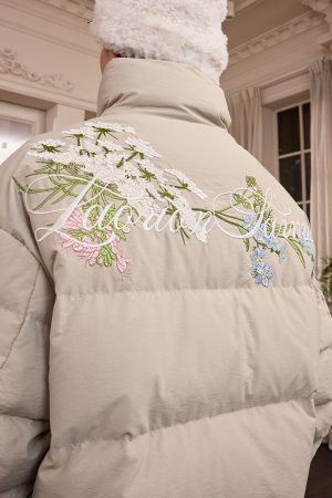 Chinese-Style Floral Embroidered Collar Warm Graphene Cotton Coat, Classic Design for Fall and Winter Fashion
