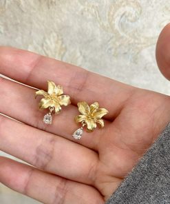 Chinese-Style Gold Brushed Lily Flower Water Drop Tassel Earrings - Elegant High-End Niche Studs for Women