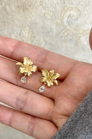 Chinese-Style Gold Brushed Lily Flower Water Drop Tassel Earrings - Elegant High-End Niche Studs for Women