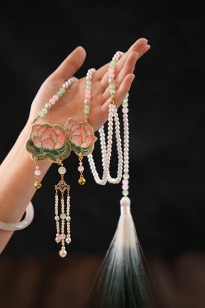 Chinese-Style Hanfu Horse-Face Skirt with Embroidery, Lotus Tassel Long Necklace - Elegant Ancient Fashion Accessories for Women