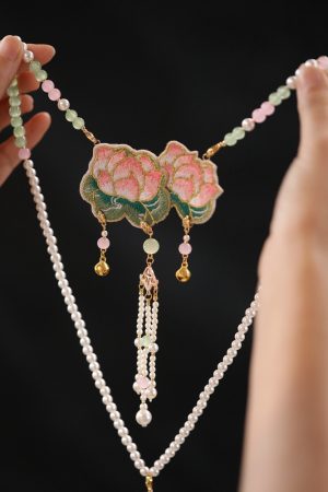 Chinese-Style Hanfu Horse-Face Skirt with Embroidery, Lotus Tassel Long Necklace - Elegant Ancient Fashion Accessories for Women