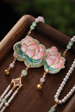 Chinese-Style Hanfu Horse-Face Skirt with Embroidery, Lotus Tassel Long Necklace - Elegant Ancient Fashion Accessories for Women