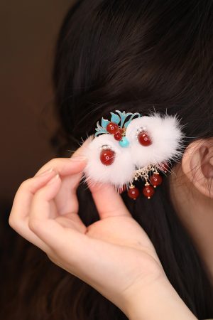 Chinese-Style Lion Hairpin Side Clip - Cute Fluffy Hanfu Headwear for Autumn and Winter - Adorable Accessories for Little Girls