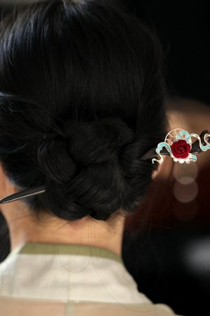 Chinese-Style Retro Camellia Cloud Hairpin - Wooden Qipao Accessory for Daily Commuting and Elegant Y2K Fashion