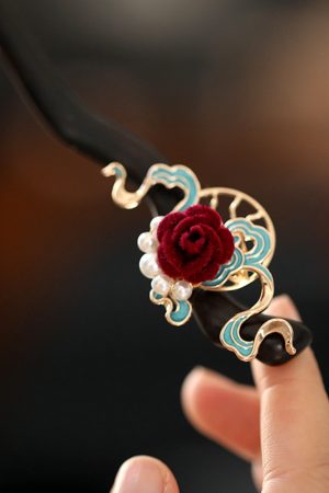 Chinese-Style Retro Camellia Cloud Hairpin - Wooden Qipao Accessory for Daily Commuting and Elegant Y2K Fashion