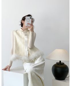Chinese Style Sleeveless Down Vest Coat with Ostrich Feather Embroidery for Autumn and Winter, Elegant National Style Top