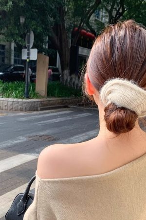 Coffee-Colored Knitted Hair Tie for Women - Soft Elastic Bun Hair Band, High-End Yarn Design for Autumn & Winter Style