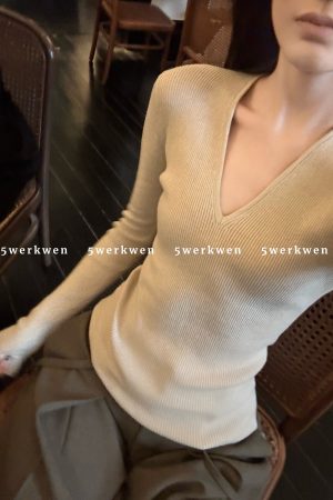 Color-Added Black V-Neck Knitted Long Sleeve Top for Women - Practical Base Layer for Spring and Summer Fashion