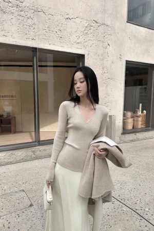 Color-Added Black V-Neck Knitted Long Sleeve Top for Women - Practical Base Layer for Spring and Summer Fashion