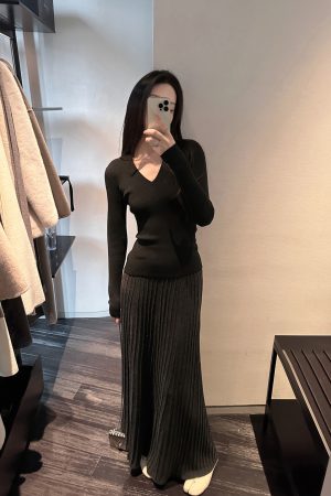 Color-Added Black V-Neck Knitted Long Sleeve Top for Women - Practical Base Layer for Spring and Summer Fashion
